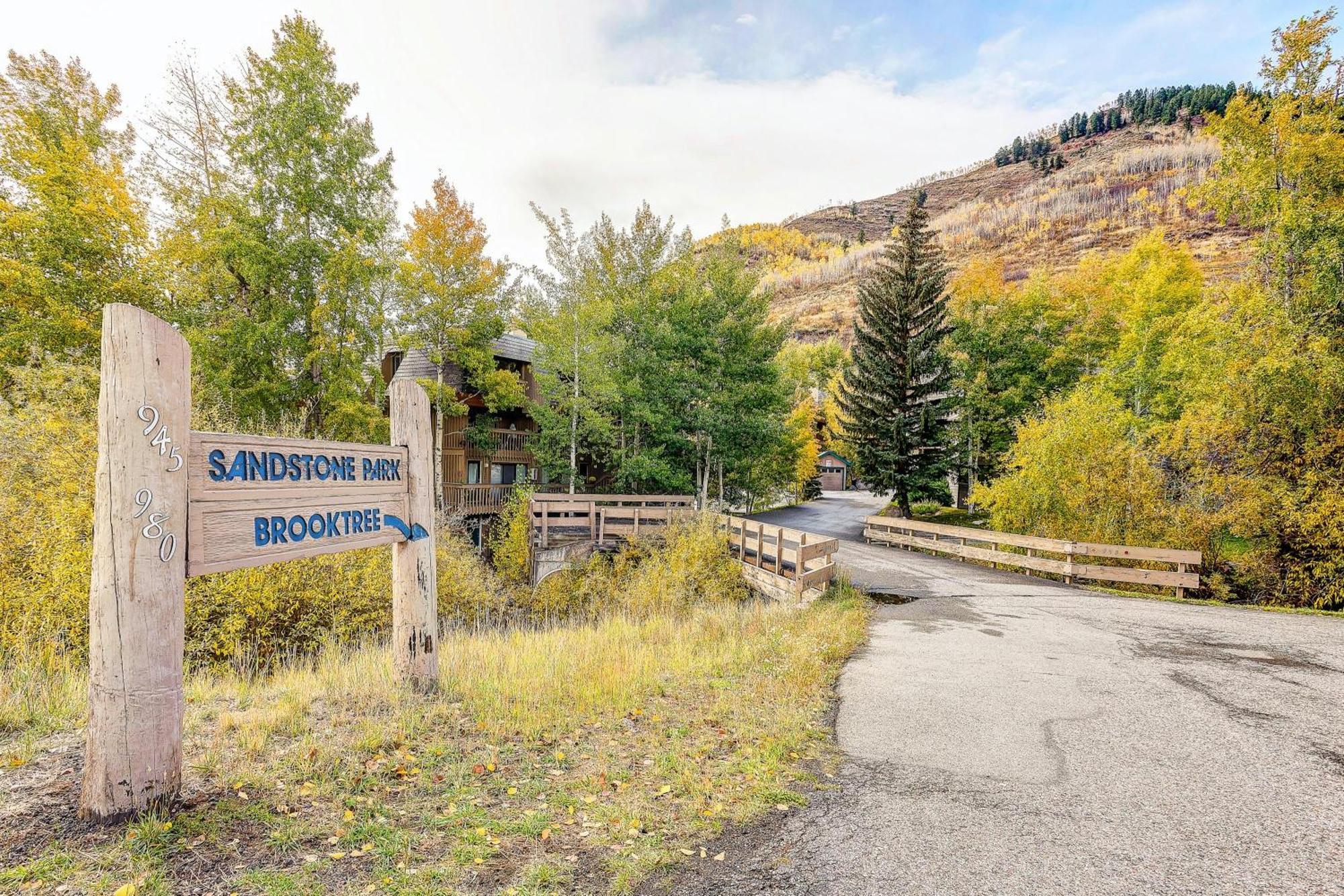 Peaceful Creek View From The Deck! Walk To Shuttle Villa Vail Exterior photo